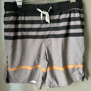 Men’s Vuori performance shorts size Medium